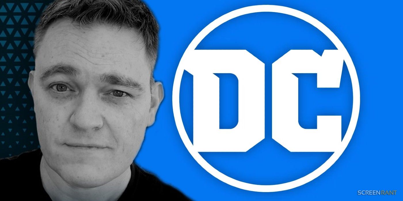 Twórca komiksów Scott Snyder obok logo DC Comics.