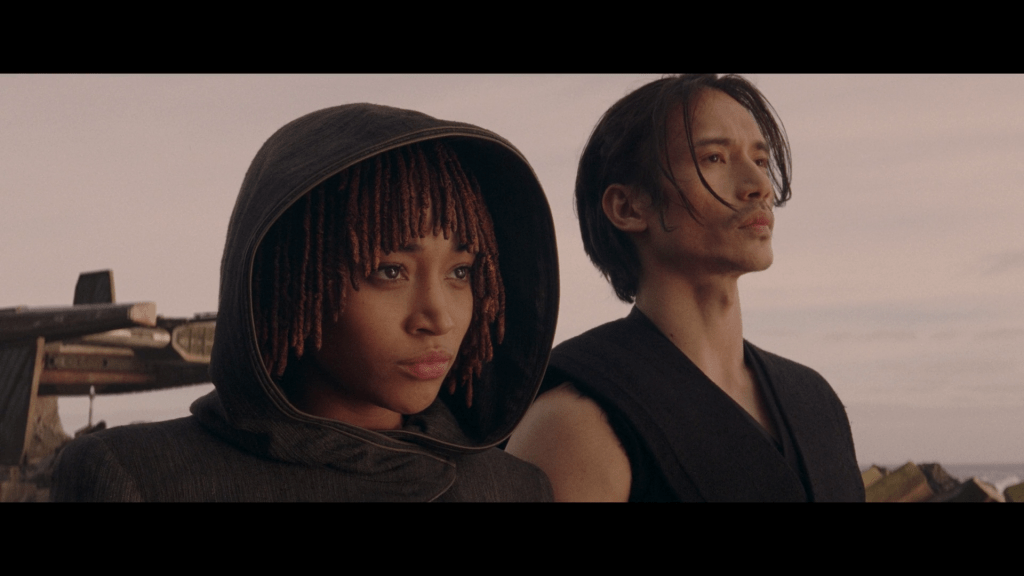 Osha (Amandla Stenberg) i Qimir (Manny Jacinto) przyjmują Ciemną Stronę w The Acolyte Sezon 1 Odcinek 8 "Akolita" (2024), Disney