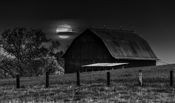 fotografowanie księżyca nad stodołą