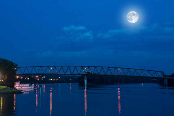 fotografowanie księżyca nad mostem nocą