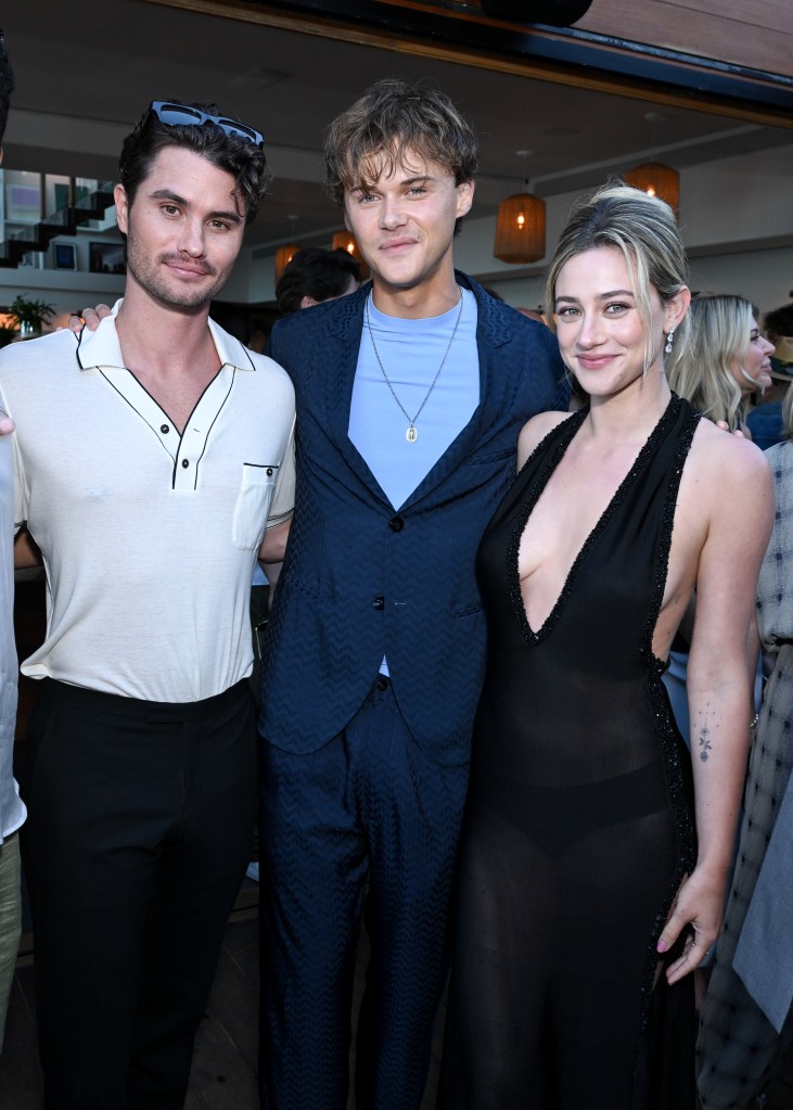 Chase Stokes, Christopher Briney i Lili Reinhart na pokazie kolekcji Giorgio Armani Mare 2024 w Little Beach House Malibu, 16 lipca 2024 r. w Malibu w Kalifornii.