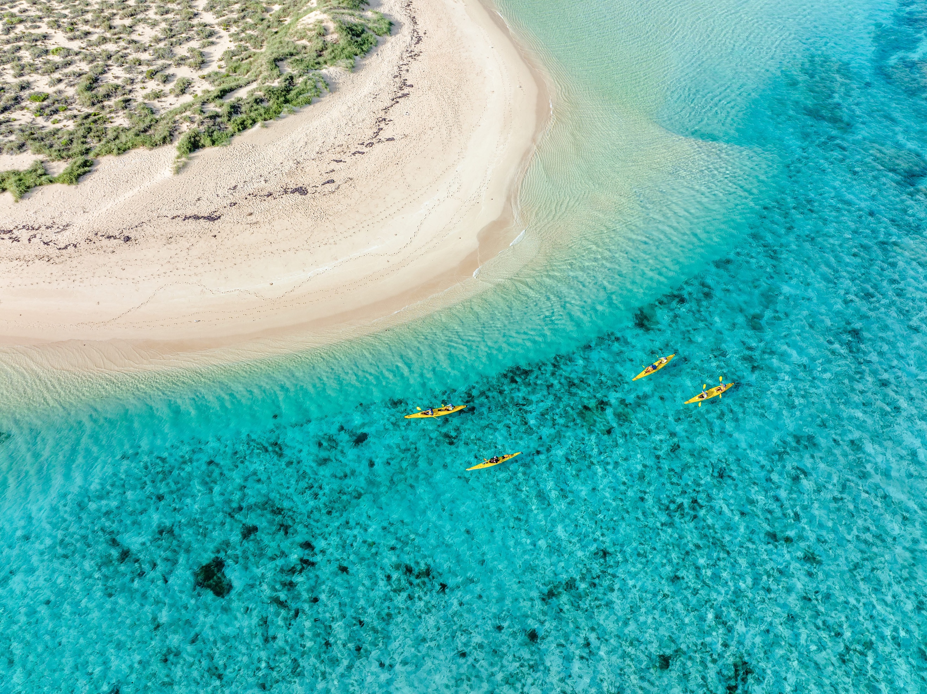 Widok z lotu ptaka na zatokę Osprey Bay, Ningaloo z kajakarzami