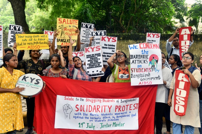 Aktywiści z All India Democratic Students’ Organization (AIDSO) krzyczą hasła solidarności z protestującymi studentami w Bangladeszu podczas zgromadzenia protestacyjnego w Nowym Delhi w Indiach. 