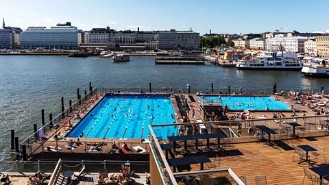 Basen Alamy Allas Sea Pool oferuje orzeźwiającą kąpiel w wodzie morskiej w zatoce z widokiem na Helsinki (Źródło: Alamy)