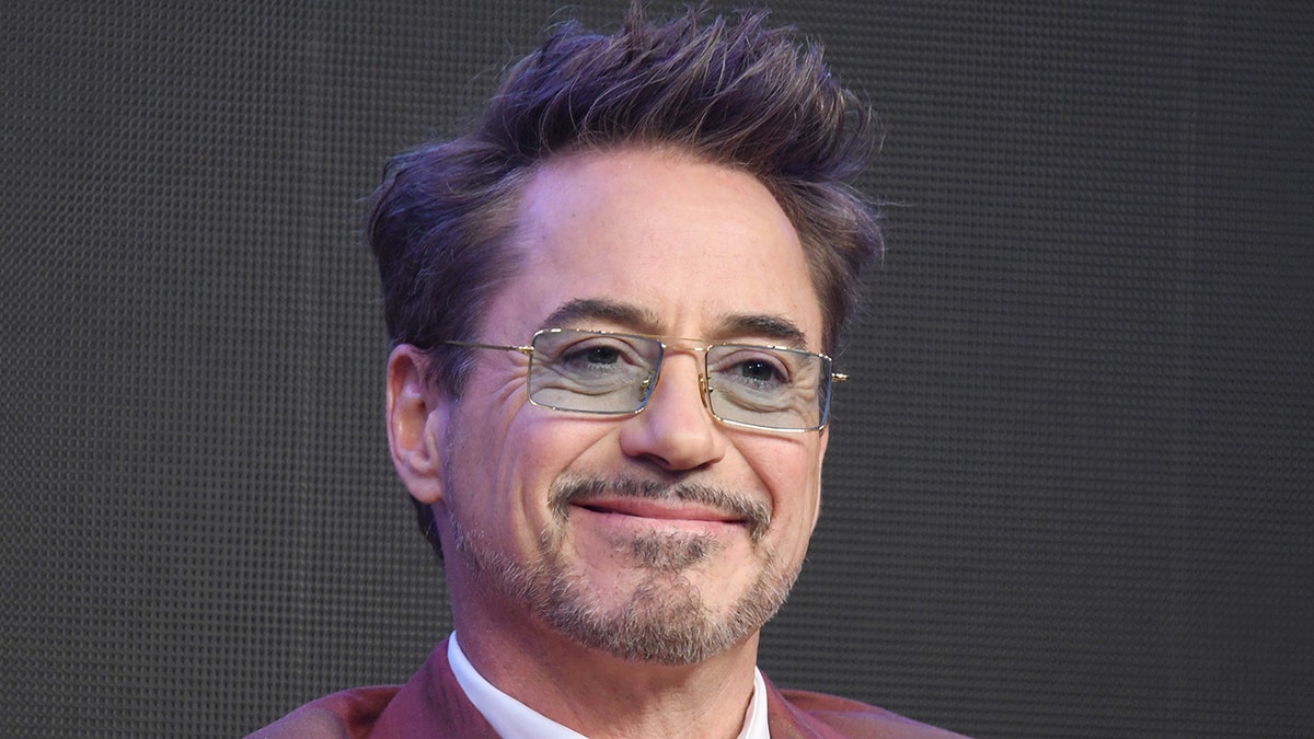 Robert Downey Jr. uśmiecha się na zdjęciu