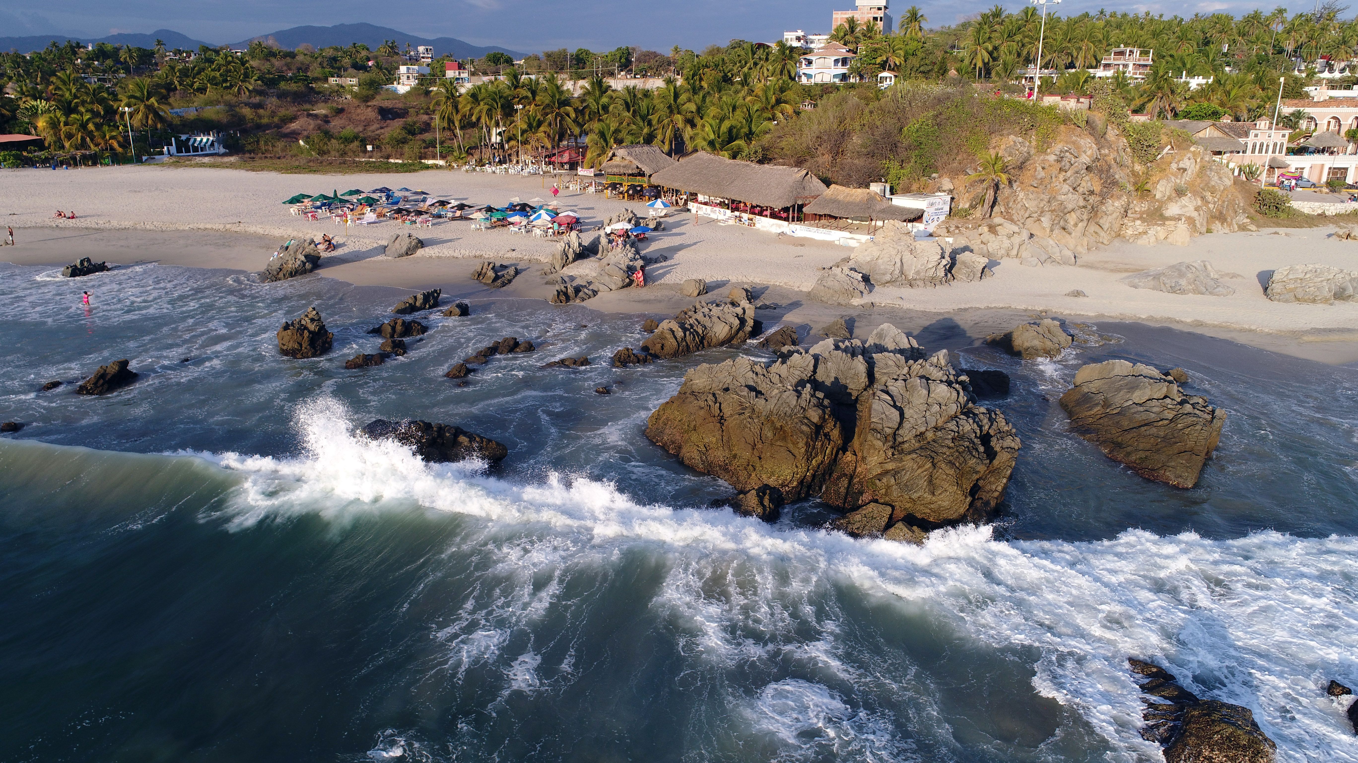 Widok z lotu ptaka na ośrodek turystyczny Puerto Escondido w stanie Oaxaca w Meksyku