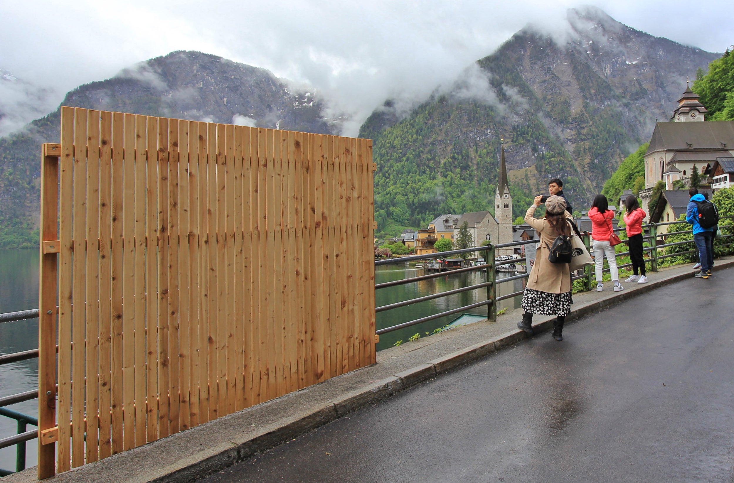 Drewniana ściana blokuje popularne miejsce do robienia selfie w Hallstatt w Austrii