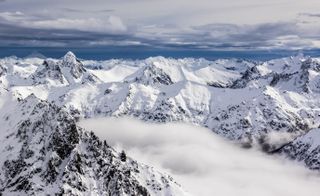 Widok ze szczytu pokrytego śniegiem Cerro Catedral w pobliżu Bariloche w Argentynie