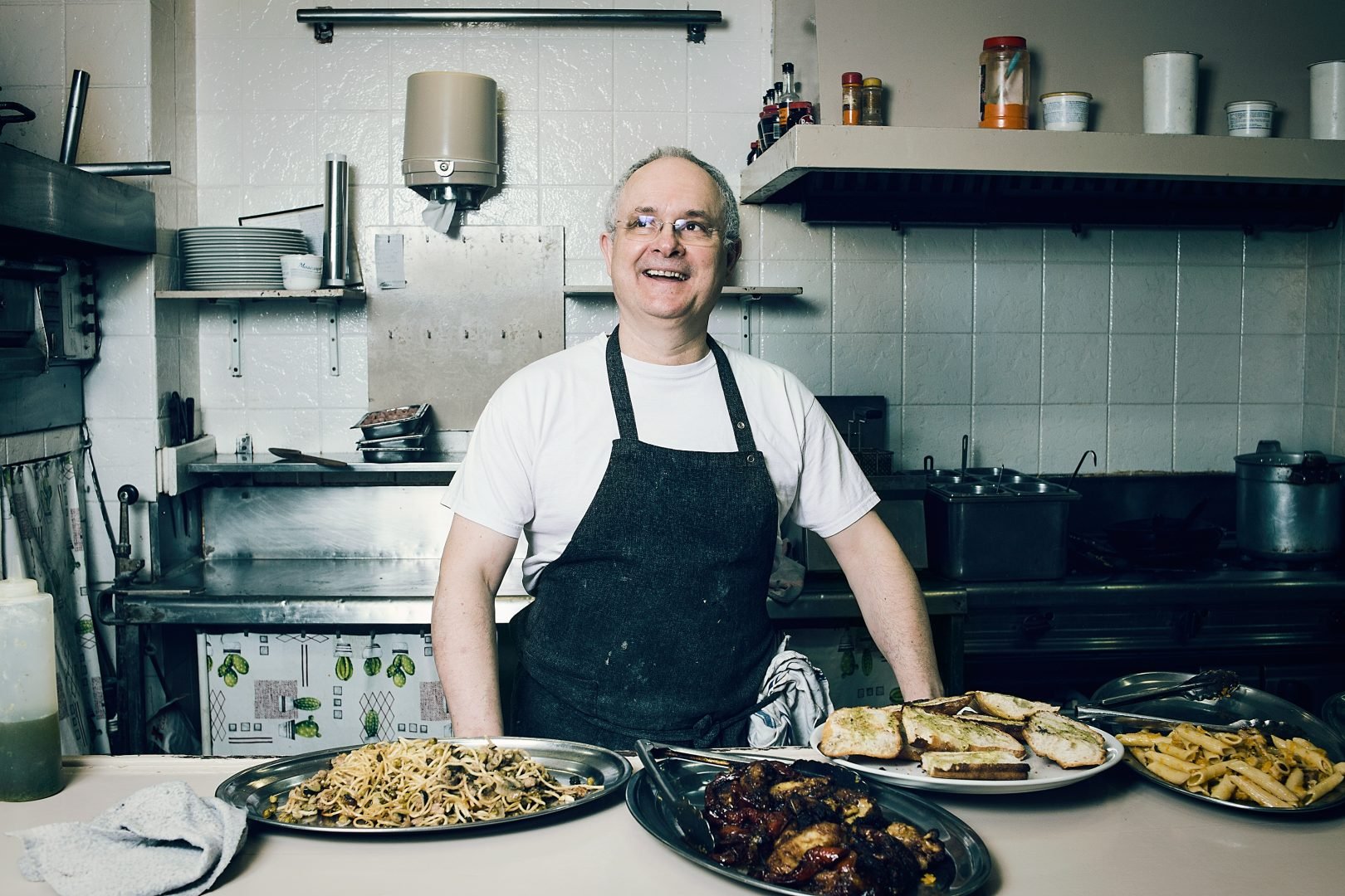 Jak przezwyciężyć nieśmiałość i podejść do nieznajomych, żeby zrobić im zdjęcia w restauracji