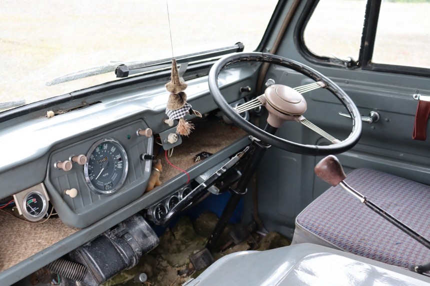 1962 Standard Atlas Pop\-Top campervan to rzadki przedmiot kolekcjonerski szukający nowego właściciela