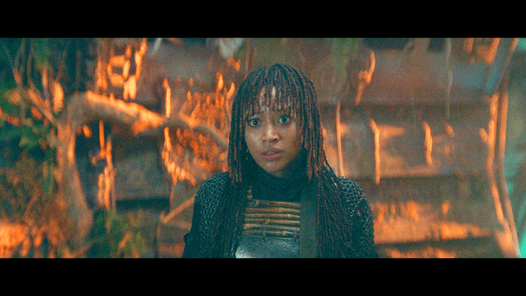 Mae (Amandla Stenberg) zdaje sobie sprawę, że jej Mistrz podążył za nią w misji w The Acolyte Sezon 1 Odcinek 4 „Dzień” (2024), Disney