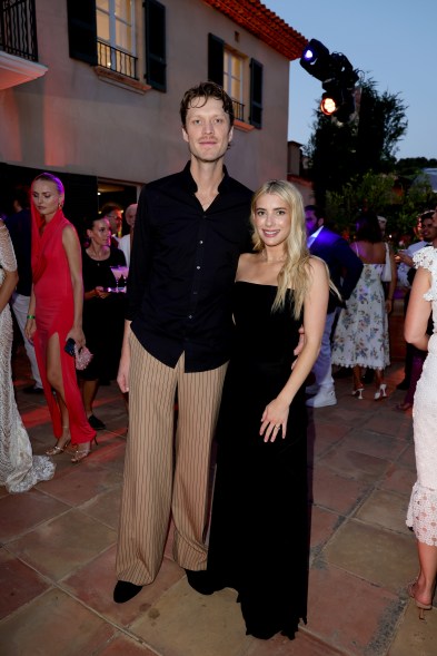 Cody John i Emma Roberts biorą udział w letniej gali Gala One w Golf Club Saint-Tropez 23 lipca 2024 r. w Gassin we Francji.