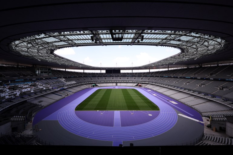 Szeroki widok na Stade de France w Paryżu.