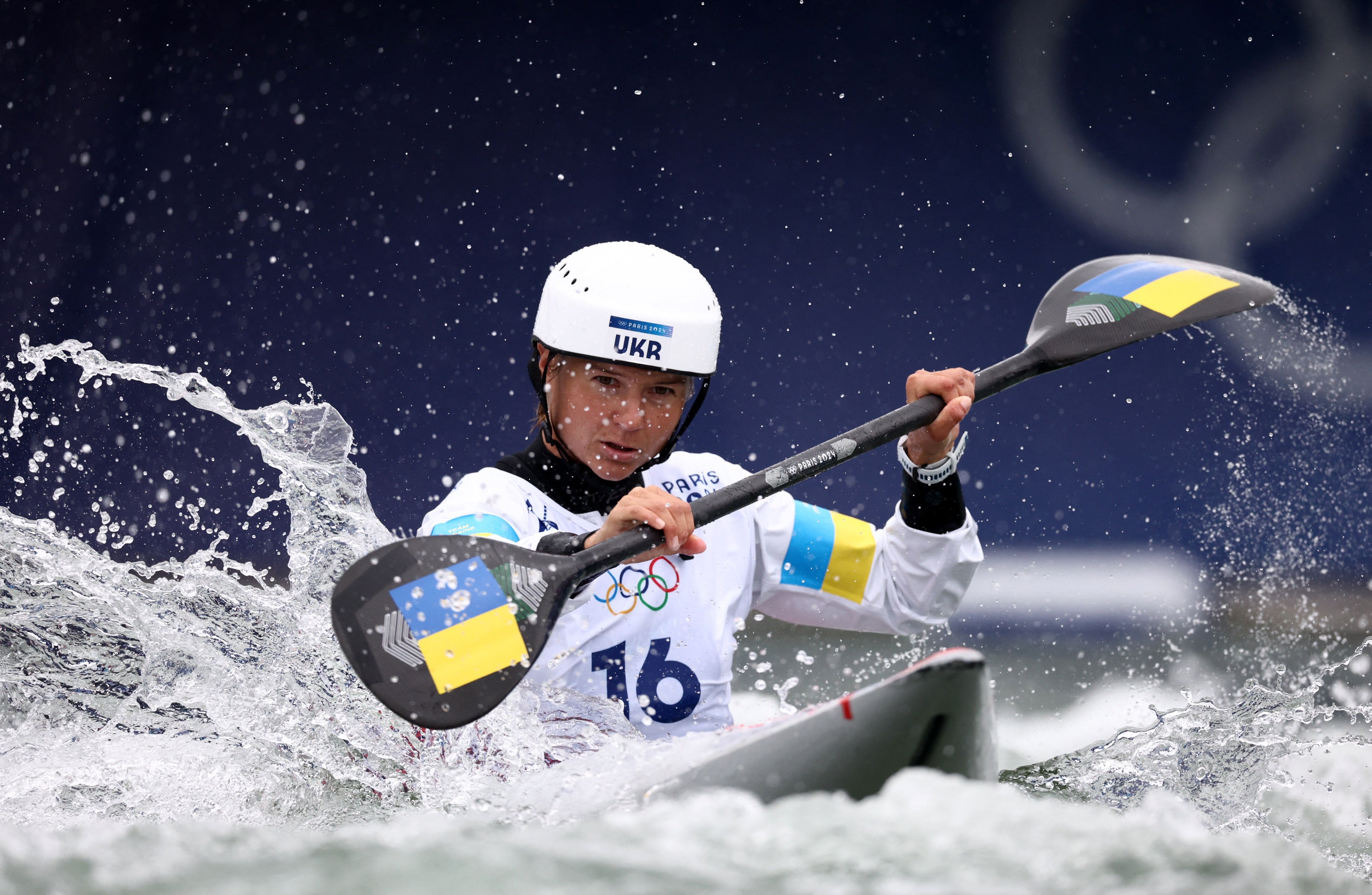 Wiktoria Us z Ukrainy w akcji w pierwszym biegu eliminacji kajakowych kobiet na stadionie Vaires-sur-Marne Nautical Stadium