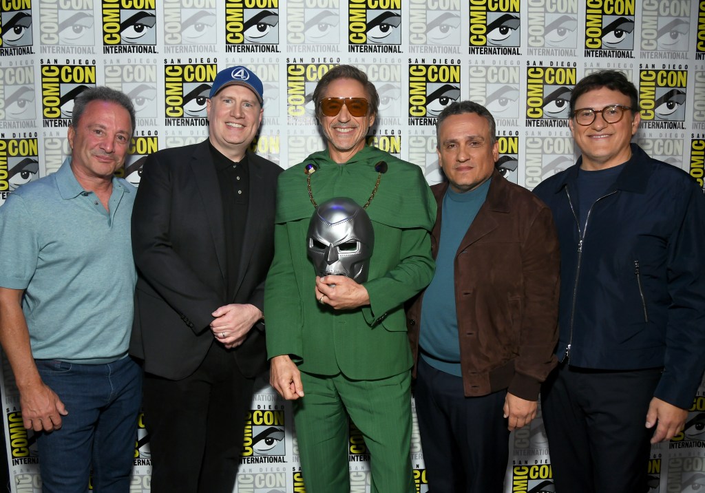 Louis D'Esposito, Kevin Feige, Robert Downey Jr., Joe Russo i Anthony Russo na panelu Marvel Studios, San Diego Comic-Con 2024