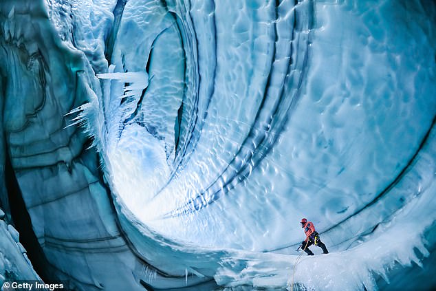 Wspinacz pod powierzchnią lodowca Langjokull na Islandii