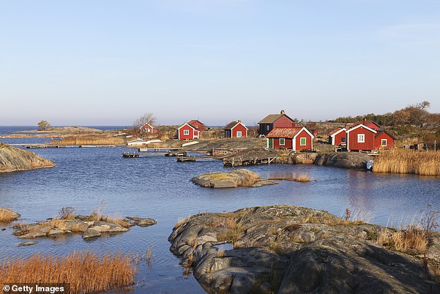 Czerwone domki na zewnętrznym archipelagu Sztokholmskim w Szwecji