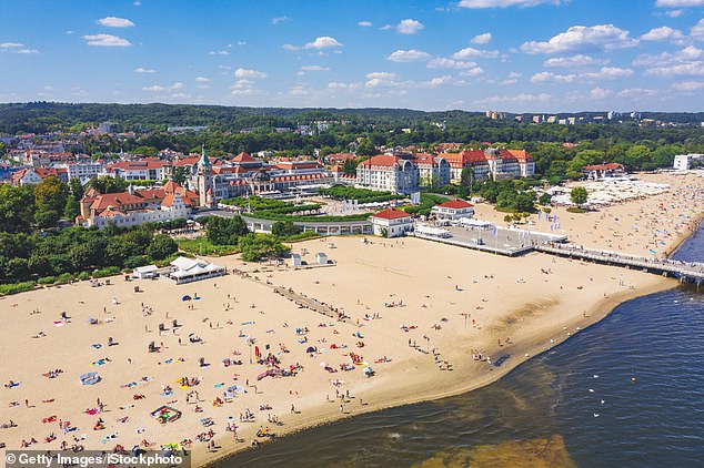 Sopot w Polsce z molo i długą, szeroką plażą