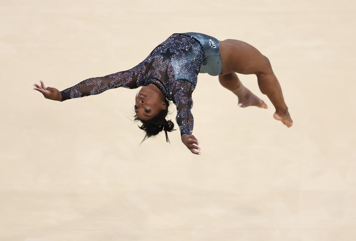 Simone Biles z drużyny Stanów Zjednoczonych bierze udział w ćwiczeniach wolnych podczas kwalifikacji kobiet do gimnastyki artystycznej drugiego dnia Igrzysk Olimpijskich Paryż 2024 w Paryżu, 28 lipca 2024 r.