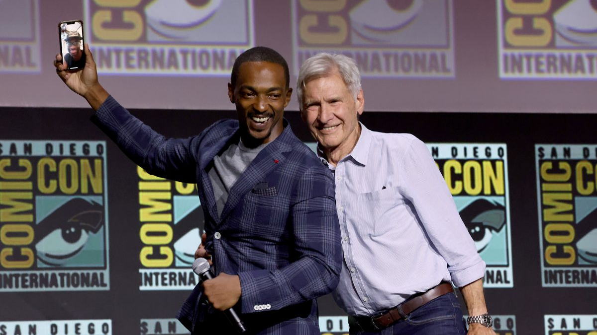 Anthony Mackie i Harrison Ford uśmiechnięci