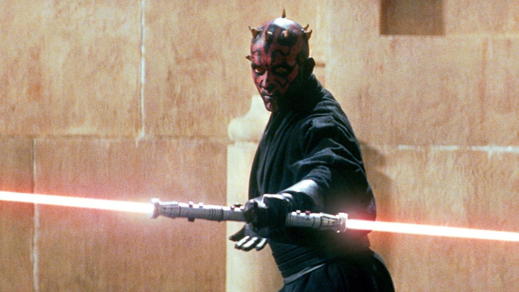 Darth Maul zapala swój dwuostrzowy miecz świetlny w filmie Gwiezdne Wojny: Mroczne widmo