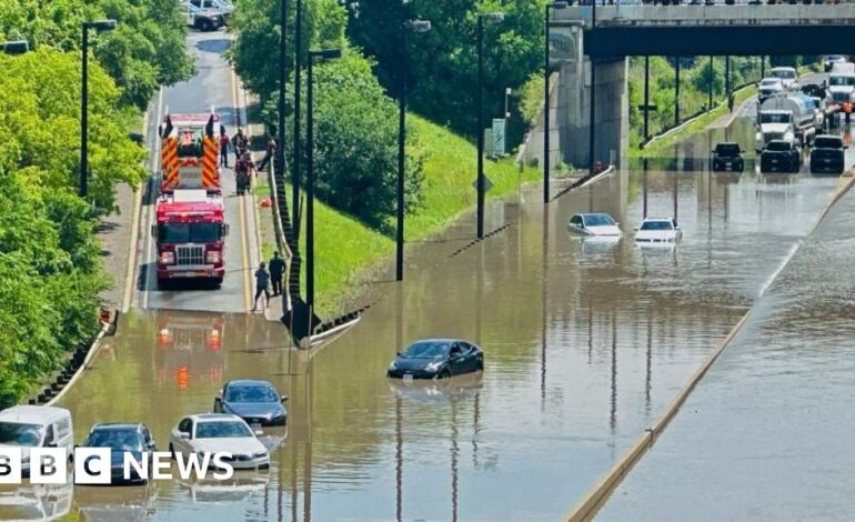 Toronto sprząta po tym, jak silne burze spowodowały powodzie i przerwy w dostawie prądu