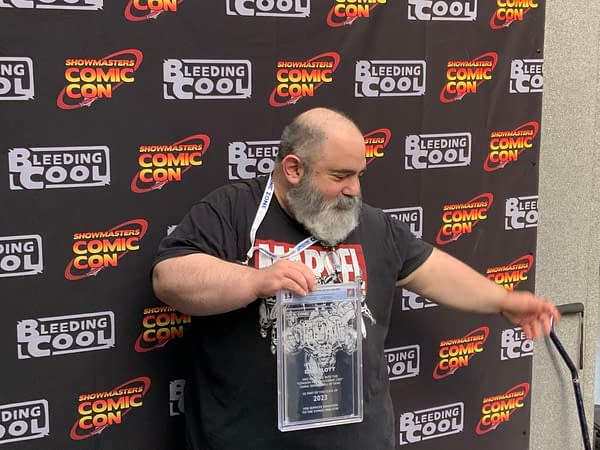 Dan Slott odbiera nagrodę Hall Of Fame na London Film & Comic Con. Zdjęcie/Rich