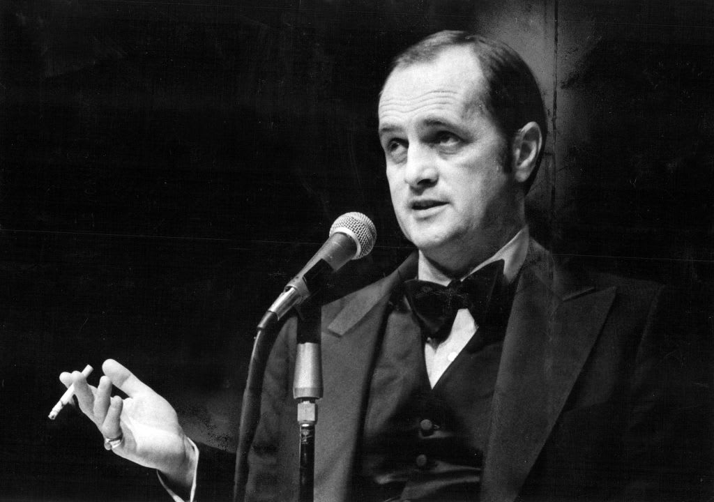 Bob Newhart występuje w Mill Run Theatre w Niles w stanie Illinois w 1973 roku.