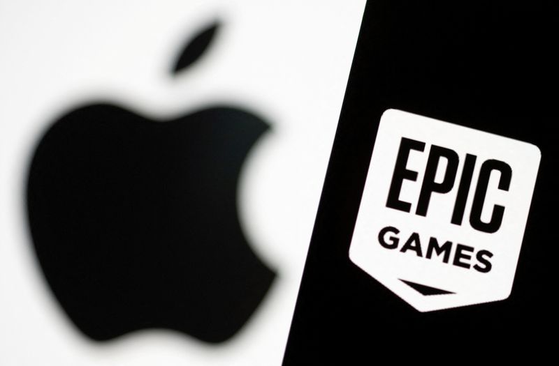 © Reuters. ZDJĘCIE ARCHIWALNE: Smartfon z logo Epic Games widoczny przed logo Apple na tej ilustracji zrobionej 2 maja 2021 r. REUTERS/Dado Ruvic/Ilustracja/Zdjęcie archiwalne