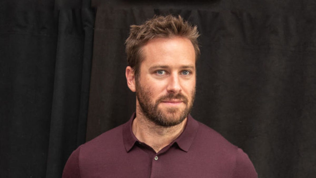 Armie Hammer w bordowej koszuli