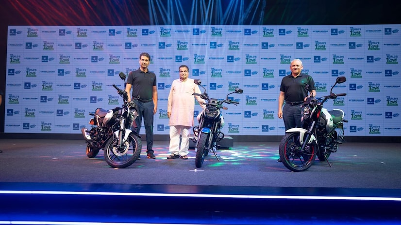 Minister transportu drogowego i autostrad Nitin Gadkari; Rajiv Baja, dyrektor zarządzający, Bajaj auto Ltd; Rakesh Sharma, dyrektor wykonawczy, Bajaj Auto Ltd