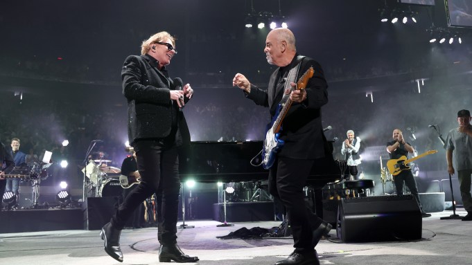 NOWY JORK, NOWY JORK - 25 LIPCA: Axl Rose i Billy Joel występują na scenie podczas ostatniego koncertu rezydencyjnego w Madison Square Garden 25 lipca 2024 r. w Nowym Jorku. (Zdjęcie: Kevin Mazur/Getty Images)