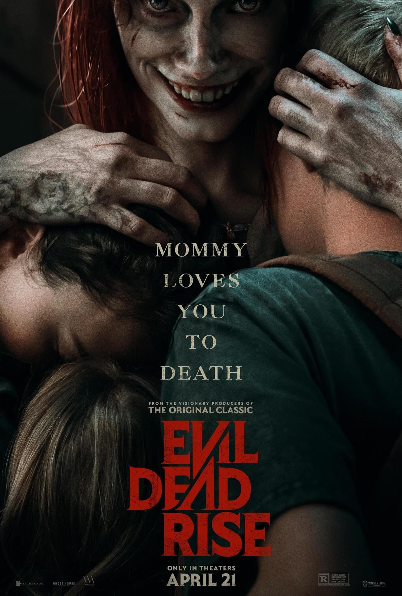 Opętana Ellie przytula swoją rodzinę na plakacie Evil Dead Rise