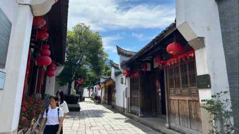 Wąska ulica w Fuzhou z tradycyjnymi chińskimi budynkami i czerwonymi latarniami, w tym Tajwańska Sala Zgromadzeń po prawej stronie