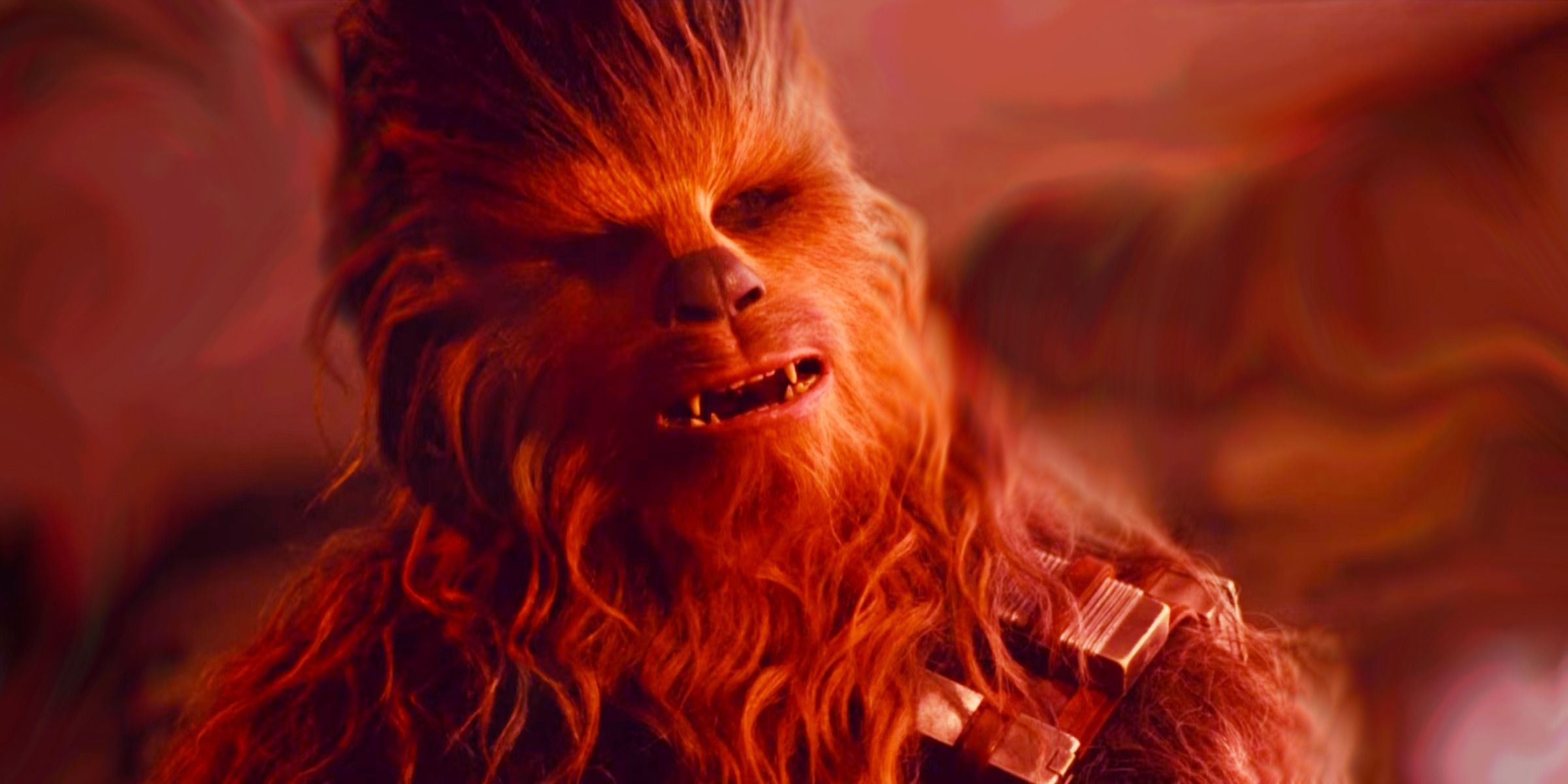 Chewbacca w filmie „Gwiezdne wojny: Skywalker. Odrodzenie” wygląda na wściekłego i ma żywy, czerwony odcień