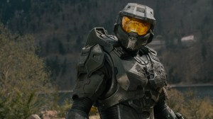 Pablo Schreiber jako Master Chief w odcinku 8. sezonu 2 serialu „Halo” dostępnym na platformie Paramount+