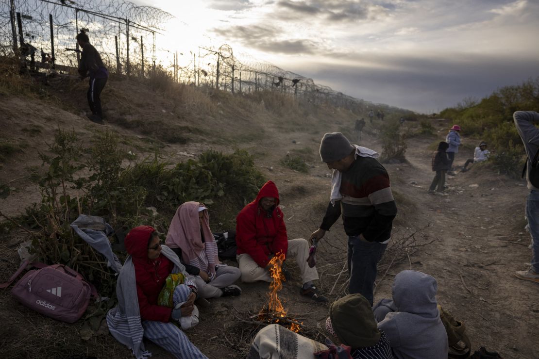 Migranci z Wenezueli siedzą przy prowizorycznym ognisku, czekając na możliwość wjazdu do El Paso w Teksasie i ubiegania się o azyl w tym mieście, pochodząc z Ciudad Juarez, Chihuahua, Meksyk, 2 kwietnia 2024 r.