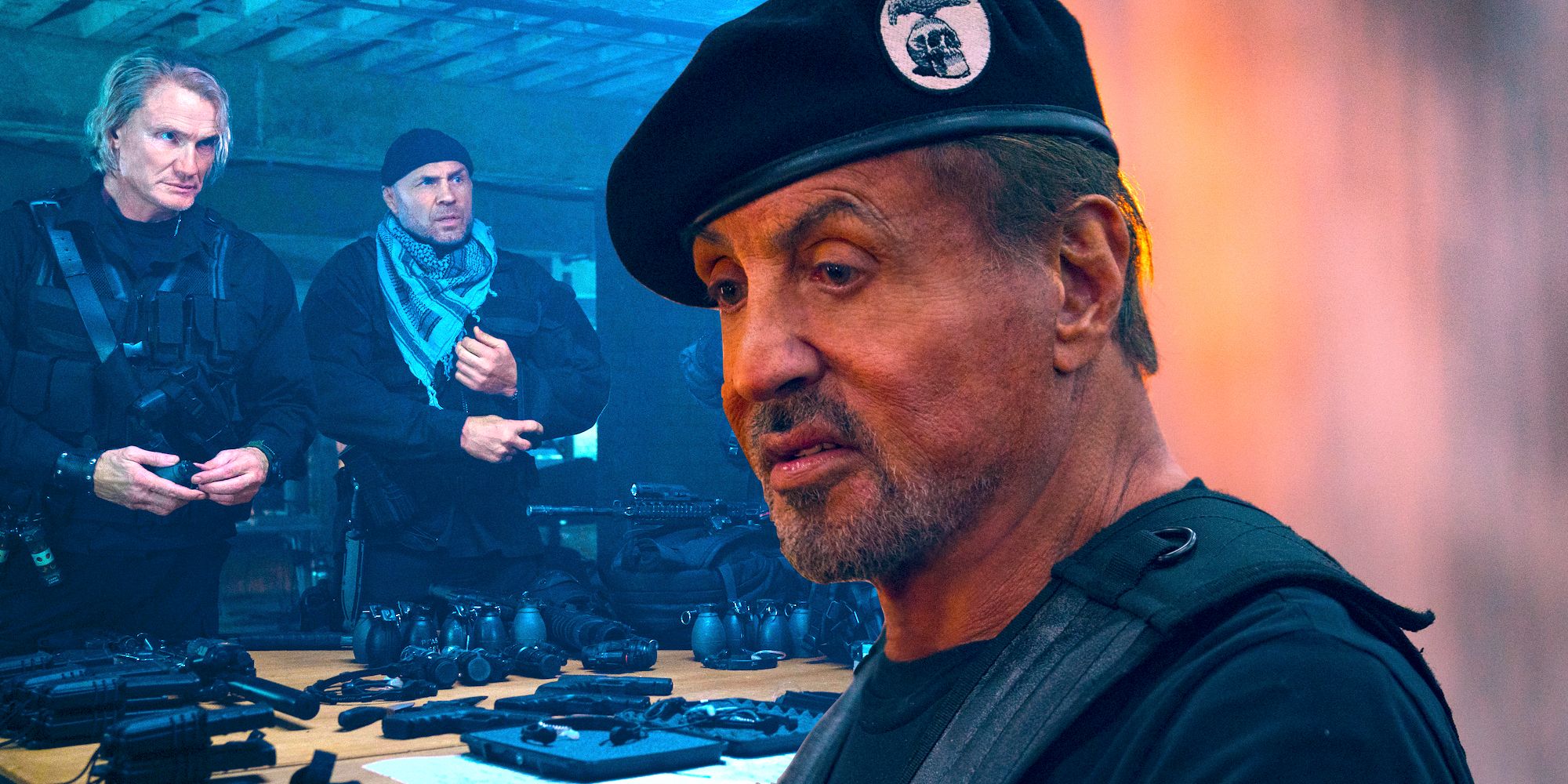 Kolaż z filmu Niezniszczalni 4 przedstawiający Sylvestra Stallone na pierwszym planie, Dolpha Lundgrena i Randy'ego Couture'a, a za nimi na stole mnóstwo broni.