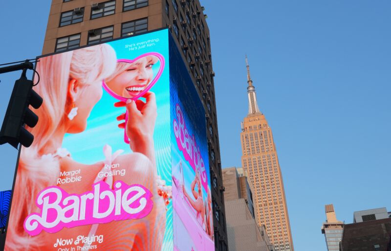 Cyfrowa tablica reklamowa wyświetlająca plakat filmu Barbie widoczna w Nowym Jorku, 24 lipca 2023 r. 