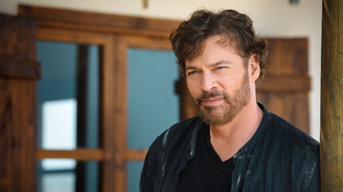 ZNAJDŹ MNIE SPADAJĄCEGO, Harry Connick Jr., 2024. fot. Pavlos Vrionides / © Netflix / dzięki uprzejmości Everett Collection