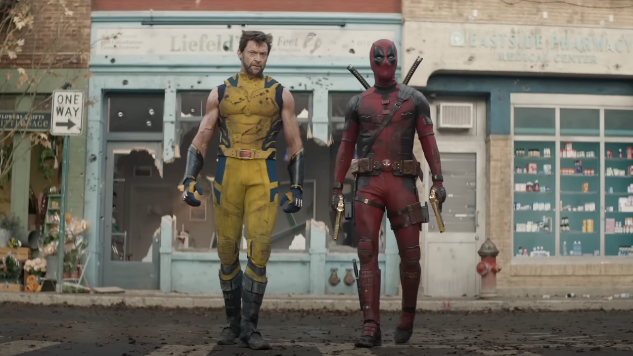 Wolverine Hugh Jackmana i Deadpool Ryana Reynoldsa idący przez zniszczoną ulicę