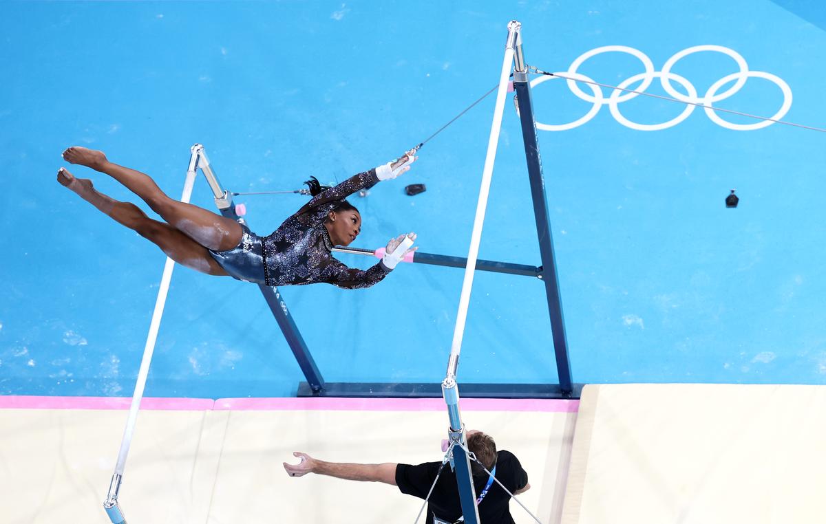 (Zdjęcie zostało wykonane za pomocą zdalnej kamery umieszczonej nad boiskiem) Simone Biles z drużyny Stanów Zjednoczonych rywalizuje na poręczach asymetrycznych podczas kwalifikacji do gimnastyki artystycznej kobiet drugiego dnia Igrzysk Olimpijskich Paryż 2024 na Bercy Arena w Paryżu, 28 lipca 2024 r.