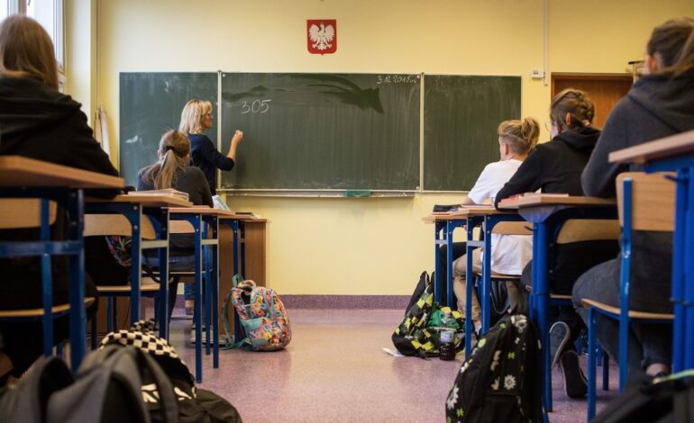 Polska wprowadza „odchudzony” program nauczania, ograniczając treści o 20%