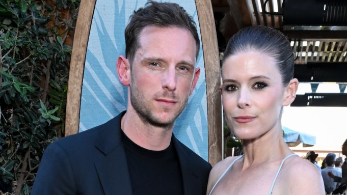 Jamie Bell i Kate Mara na pokazie kolekcji Giorgio Armani Mare 2024 w Little Beach House Malibu, 16 lipca 2024 r. w Malibu w Kalifornii.