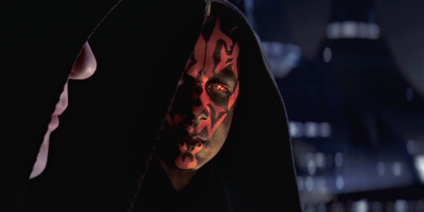 Darth Maul przygląda się Darthowi Sidiousowi w filmie Gwiezdne Wojny: Mroczne widmo.