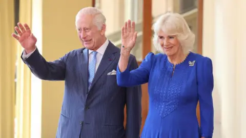 Getty Images Król Karol i królowa Camilla machają