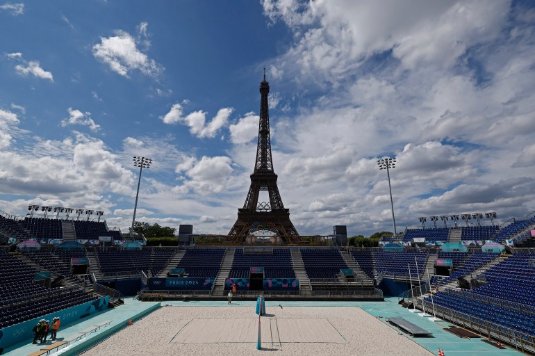 Igrzyska Olimpijskie Paryż 2024 - Boisko do siatkówki plażowej wypełnione piaskiem u stóp Wieży Eiffla - Paryż, Francja - 10 lipca 2024 r. Ogólny widok Stadionu Wieży Eiffla, miejsca rozgrywek siatkówki plażowej na Igrzyskach Olimpijskich REUTERS/Christian Hartmann