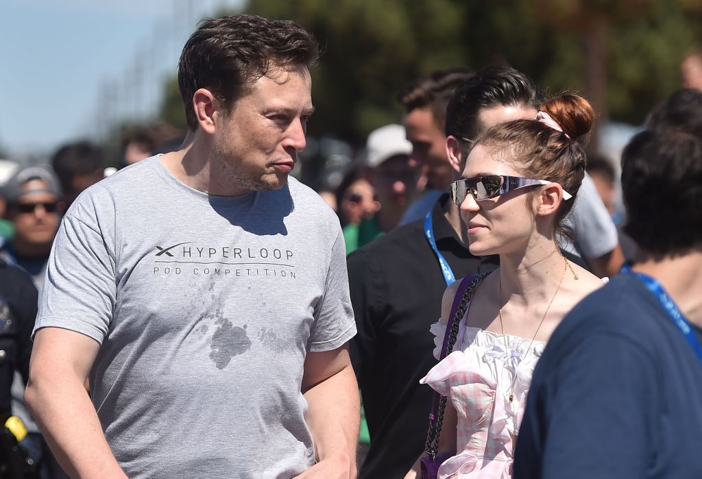 Założyciel SpaxeX Elon Musk (po lewej) i kanadyjska muzyk Grimes (Claire Boucher) biorą udział w konkursie Space X Hyperloop Pod Competition 2018 w Hawthorne w Kalifornii, 22 lipca 2018 r.