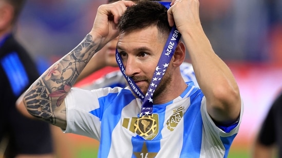 Lionel Messi z Argentyny zakłada swój medal po zwycięstwie w finale CONMEBOL Copa America 2024 przeciwko Kolumbii (Getty Images via AFP)