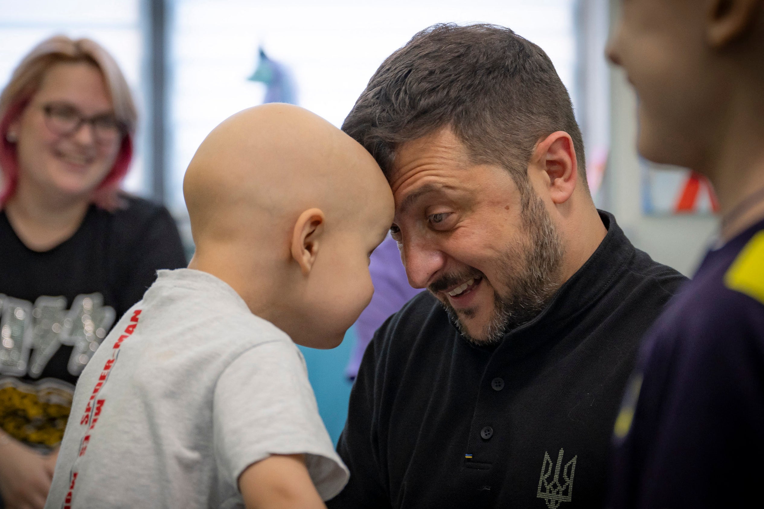 Prezydent Ukrainy Wołodymyr Zełenski bawi się z dzieckiem podczas wizyty w Szpitalu Dziecięcym Ohmatdyt w Kijowie,